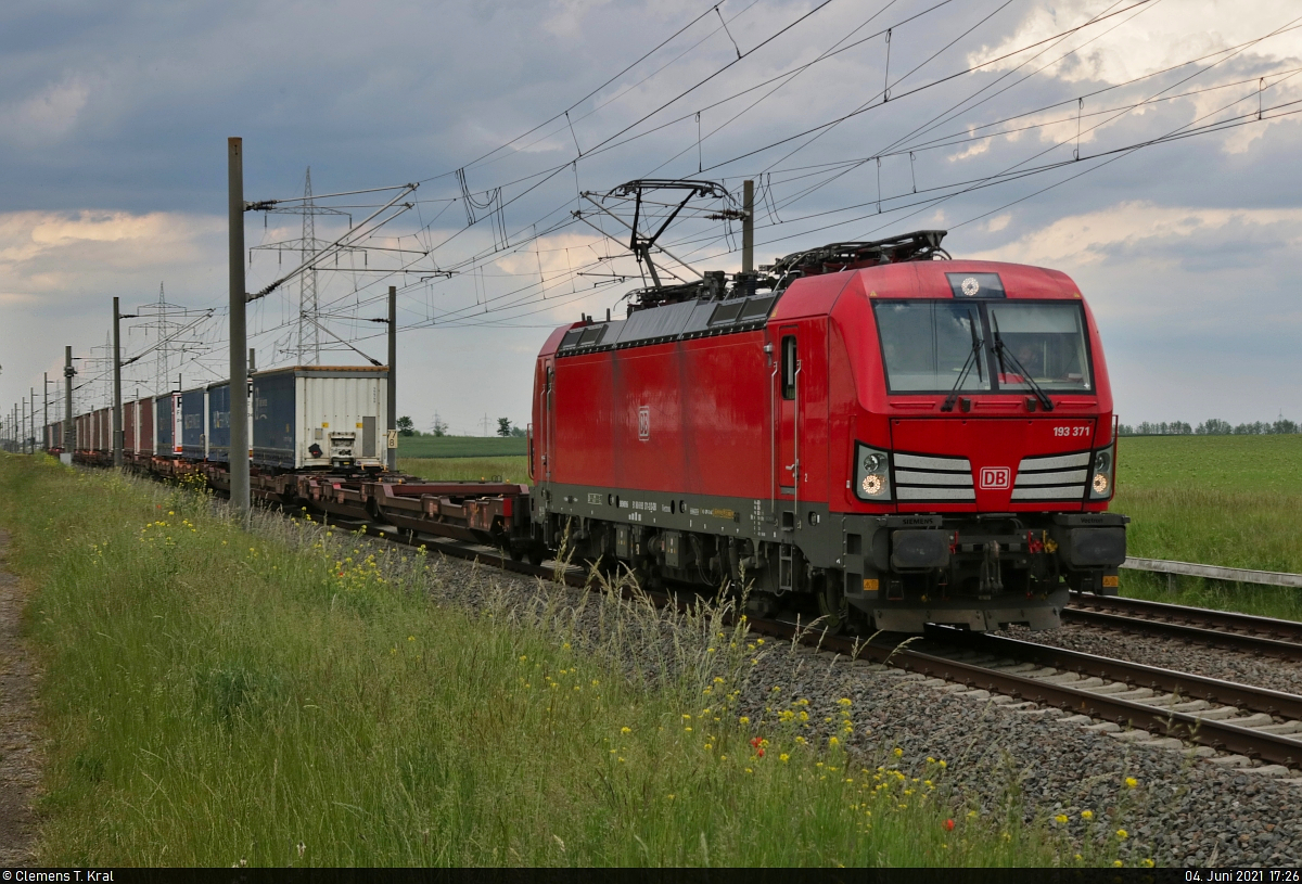 KLV-Zug mit 193 371-2 (Siemens Vectron) unterwegs in Braschwitz Richtung Halle (Saale).

🧰 DB Cargo
🚩 Bahnstrecke Magdeburg–Leipzig (KBS 340)
🕓 4.6.2021 | 17:26 Uhr
