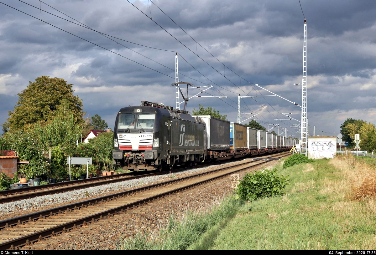 KLV-Zug mit 193 703-6 (X4 E - 703 | Siemens Vectron) unterwegs am km 22,3 in Amsdorf Richtung Sangerhausen.

🧰 Mitsui Rail Capital Europe GmbH (MRCE), vermietet an Mercitalia Rail S.r.l.
🚩 Bahnstrecke Halle–Hann. Münden (KBS 590)
🕓 4.9.2020 | 17:35 Uhr