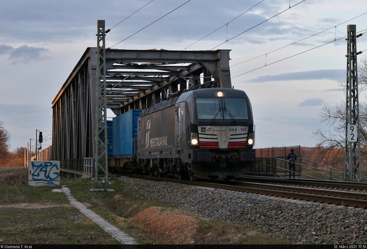 KLV-Zug mit 193 707-7 (X4 E - 707 | Siemens Vectron) unterwegs in Schkopau Richtung Merseburg Hbf.

🧰 Mitsui Rail Capital Europe GmbH (MRCE), vermietet an Mercitalia Rail S.r.l.
🚩 Bahnstrecke Halle–Bebra (KBS 580)
🕓 12.3.2021 | 17:51 Uhr