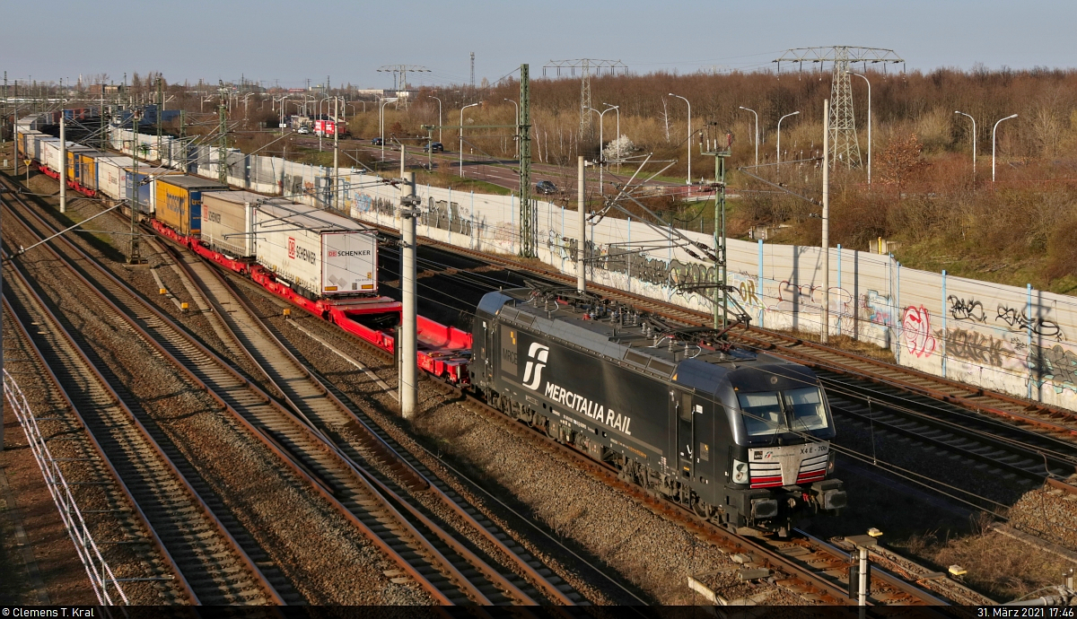 KLV-Zug mit 193 708-5 (X4 E - 708 | Siemens Vectron) unterwegs am Energiepark Dieselstraße in Halle (Saale) Richtung Abzweig Halle Kasseler Bahn.
Aufgenommen von der Dieselbrücke.

🧰 Mitsui Rail Capital Europe GmbH (MRCE), vermietet an Mercitalia Rail S.r.l.
🚩 Bahnstrecke Halle–Bebra (KBS 580)
🕓 31.3.2021 | 17:46 Uhr