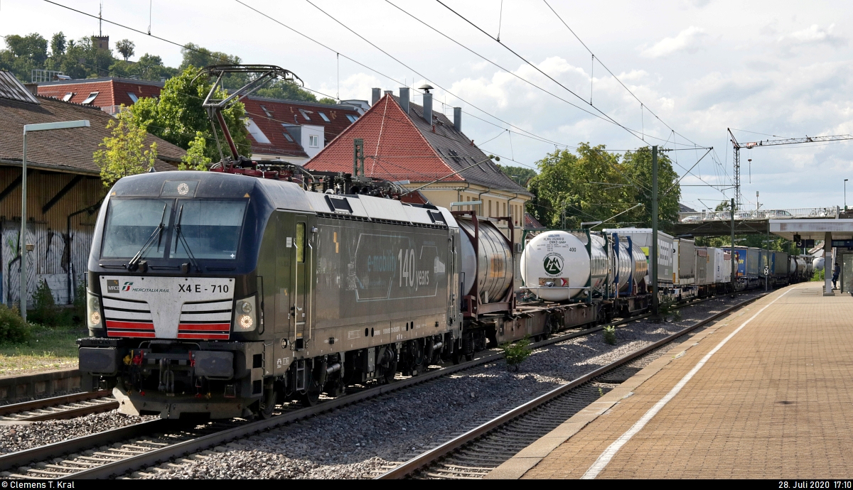 KLV-Zug mit 193 710-1 (X4 E - 710 | Siemens Vectron) der Mitsui Rail Capital Europe GmbH (MRCE), vermietet an Mercitalia Rail S.r.l., durchfährt den Bahnhof Asperg auf der Bahnstrecke Stuttgart–Würzburg (Frankenbahn | KBS 780) Richtung Kornwestheim.
[28.7.2020 | 17:10 Uhr]