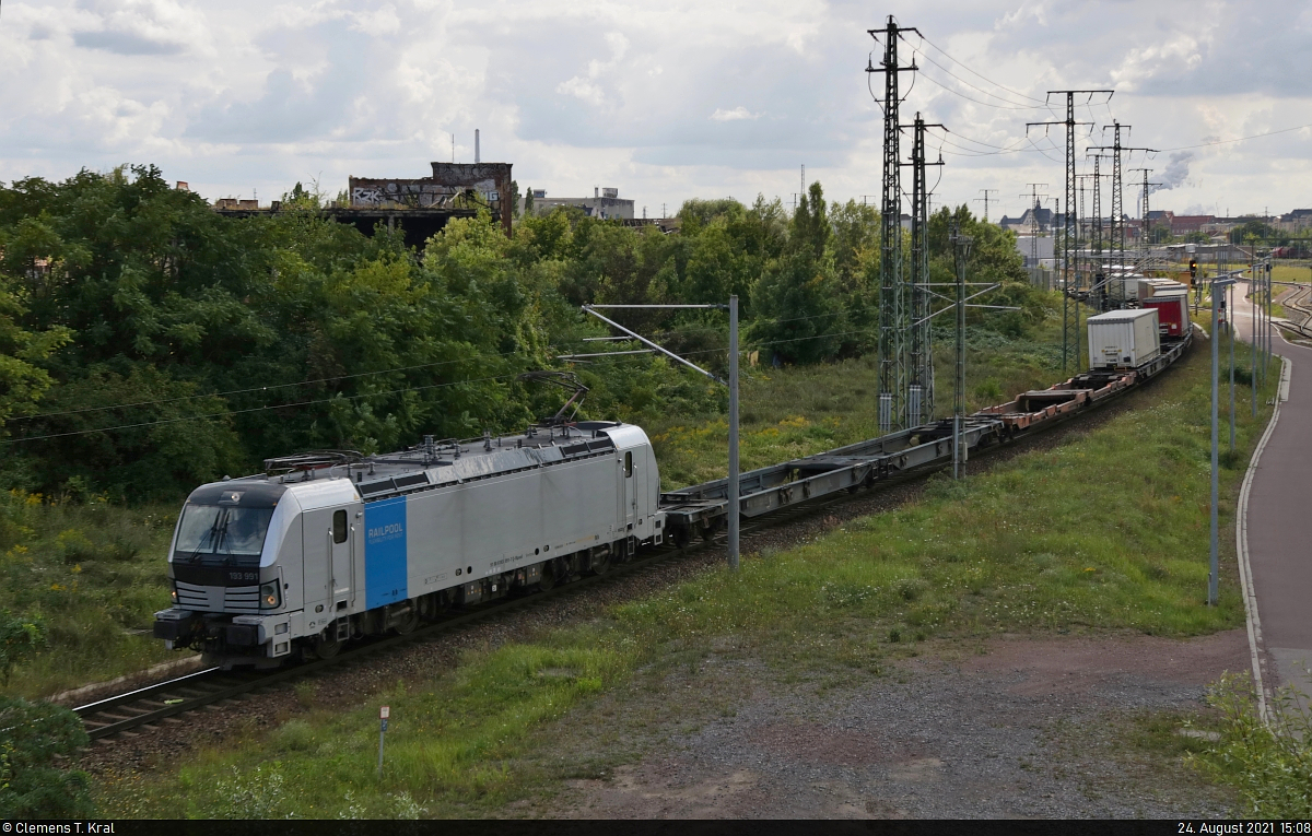 KLV-Zug mit 193 991-7 (Siemens Vectron) passiert die Zugbildungsanlage (ZBA) Halle (Saale) in nördlicher Richtung.
Aufgenommen von der Berliner Brücke.

🧰 Railpool GmbH, vermietet an die BahnTouristikExpress GmbH (BTEX)
🕓 24.8.2021 | 15:08 Uhr