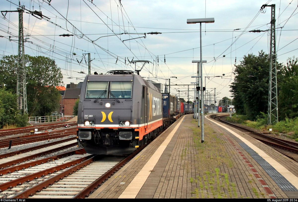 KLV-Zug mit 241 001-5 (241.001  Kenobi ) von Hector Rail AB durchfährt den Bahnhof Neumünster auf Gleis 5 Richtung Flensburg.
[5.8.2019 | 20:34 Uhr]