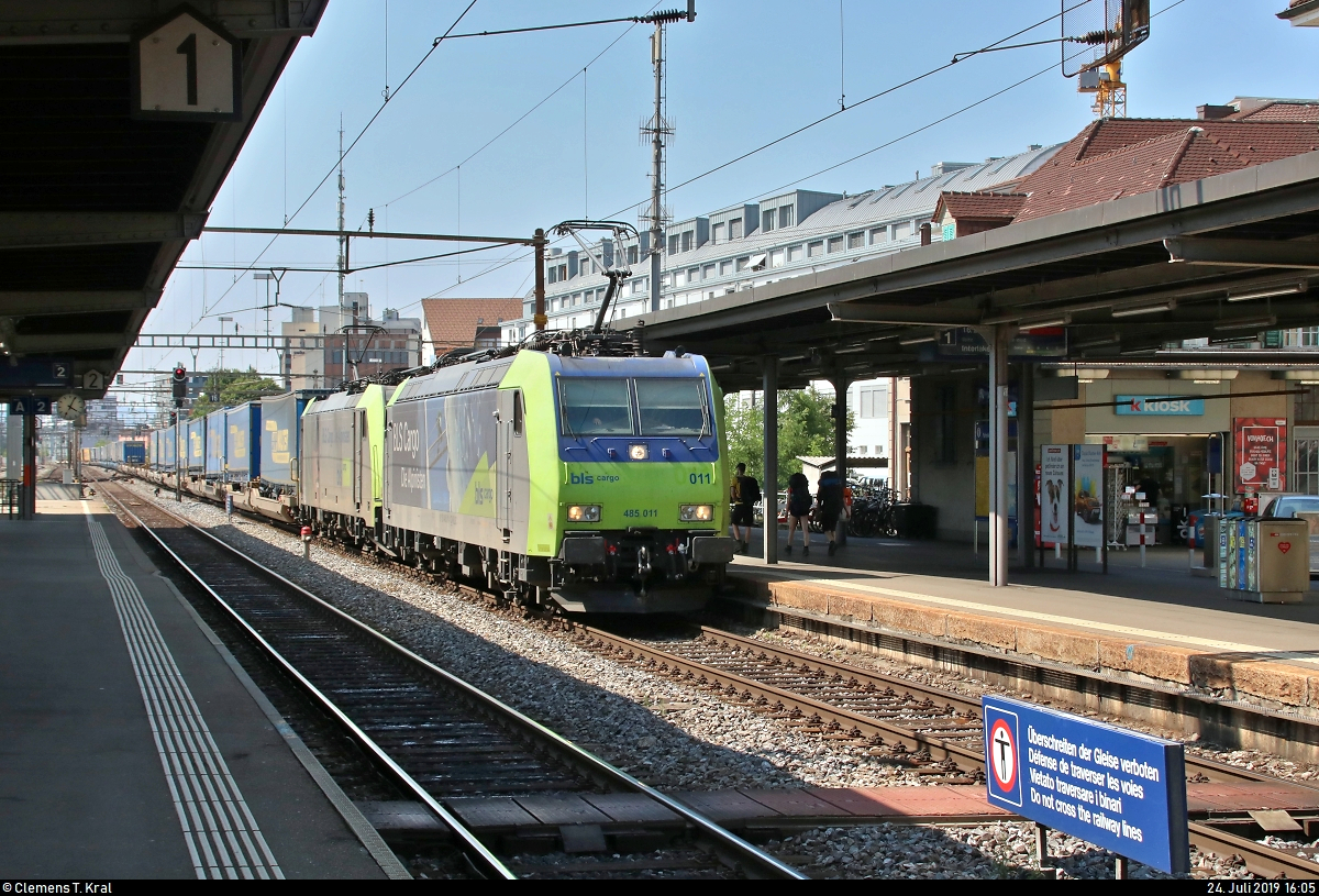 KLV-Zug mit Re 485 011-1 und Re 486 ??? der BLS Cargo AG (BLSC) durchfährt den Bahnhof Thun (CH) auf Gleis 1 Richtung Spiez (CH).
[24.7.2019 | 16:05 Uhr]