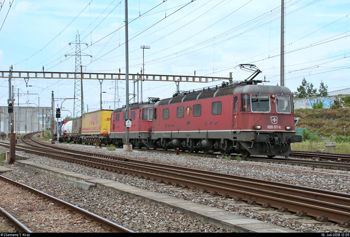 KLV-Zug mit Re 6/6 11677 (620 077-8)  Neuhausen am Rheinfall  und Re 4/4 II 11336 (420 336-0) SBB durchfährt den Bahnhof Pratteln (CH) in östlicher Richtung.
Aufgenommen von der Güterstrasse.
[10.7.2018 | 12:05 Uhr]