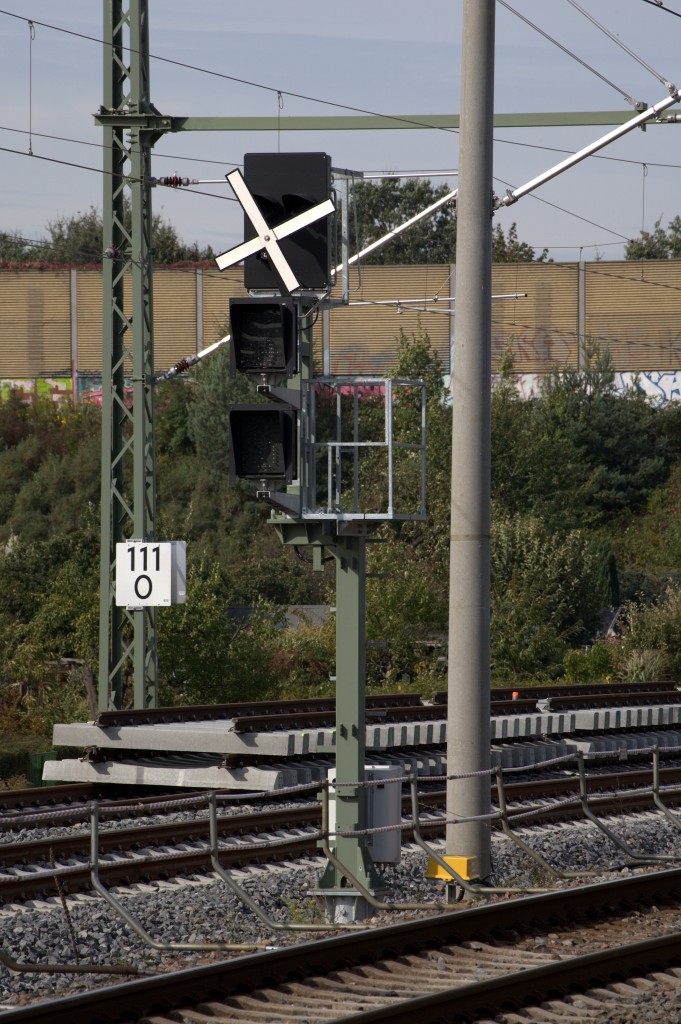 KM 111,0 , die Gleise sind fertiggestellt, momentan werden noch  Gleisjoche und Weichen fr die Einbindung des Bahnhofes Radebeul Ost hier zwischengelagert.
Auch die KS Signale wurden schon berprft. 04.10.2013 11:53 Uhr.