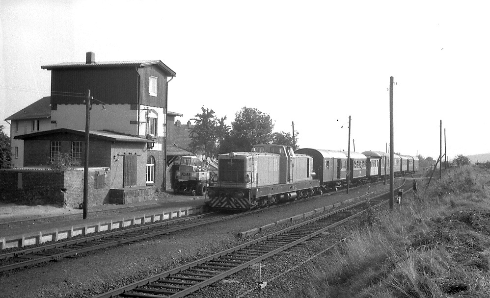 KN V 166 mit dem Hessenkurier in Elgershausen, Strecke Kassel - Naumburg (Sommer 1977). 