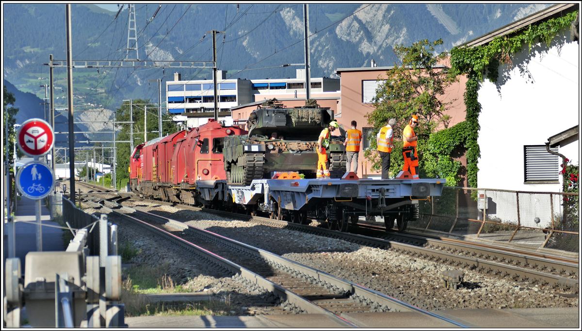 Knackpunkt für die Profilmessfahrt mit dem überbreiten Leopard Panzer war dieser Metallzaun rechts vom Gleis in Domat/Ems. Um Haaresbreite hat es gereicht. Für weitere Transporte muss der Zaun angepasst werden. (07.07.2020)