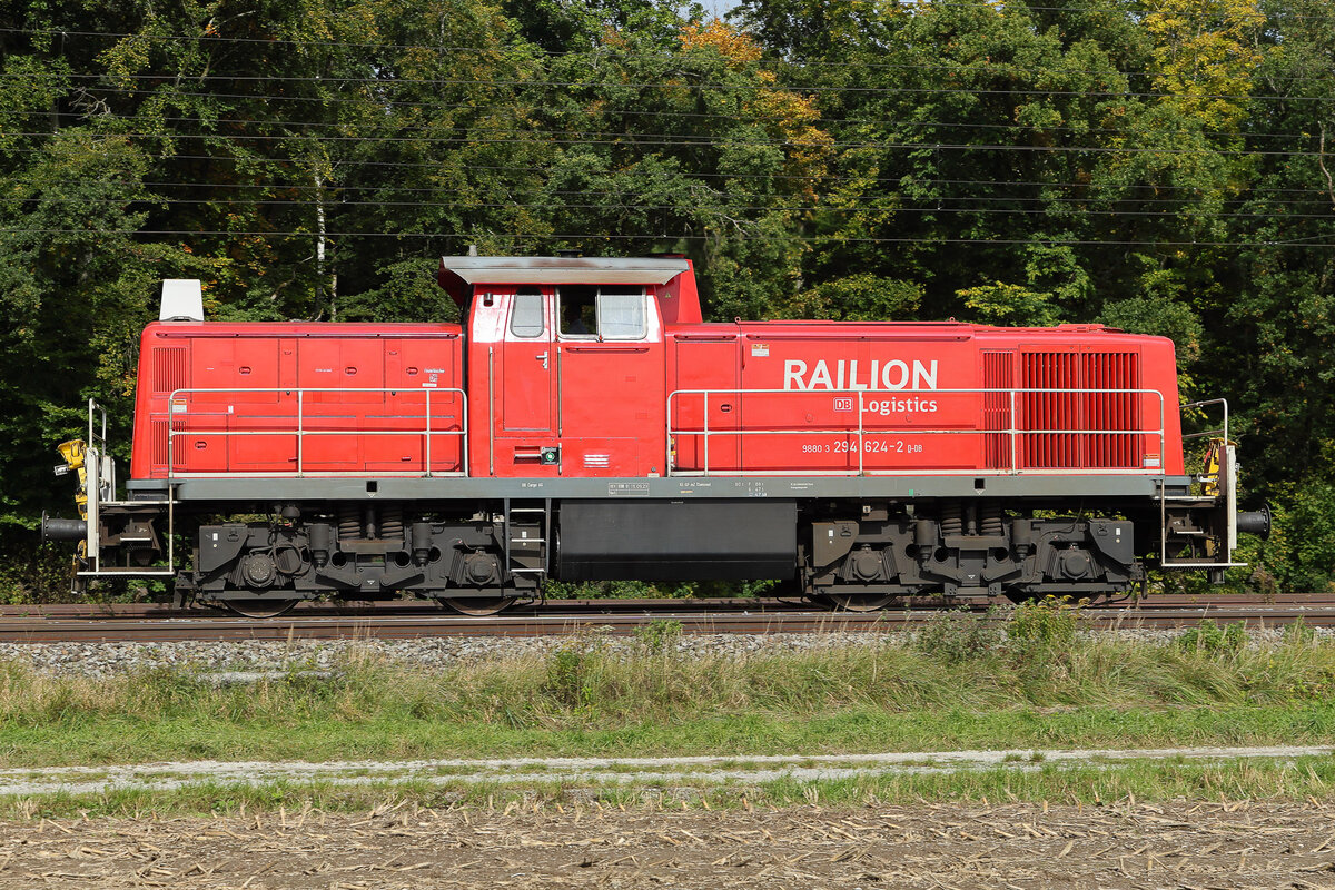 Knallige Farben auf der 294 264 am 8 Oktober bei Eglharting in Richtung München. So is schöner.