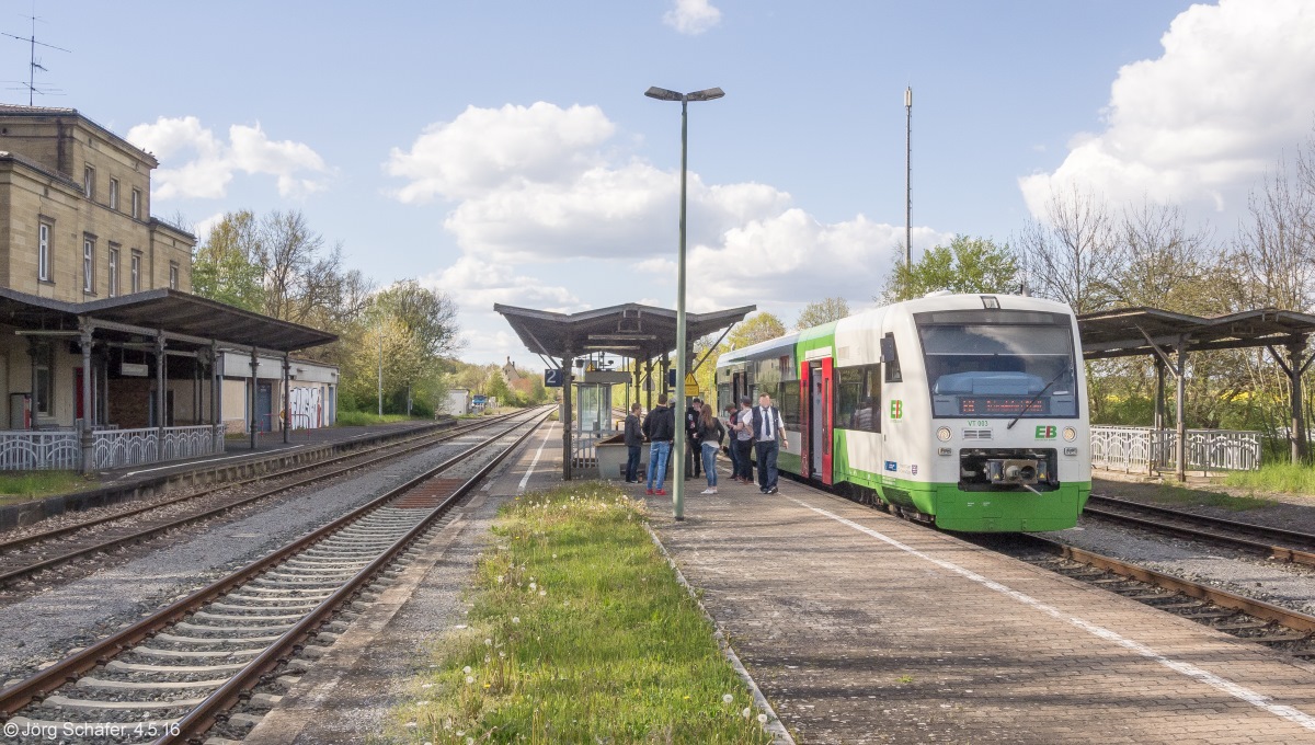 Knapp 10 Jahre später stand der RegioShuttle Nummer 3 der Erfurter Bahn in Ebenhausen auf Gleis 3. (Blick nach Norden am 4.5.16)