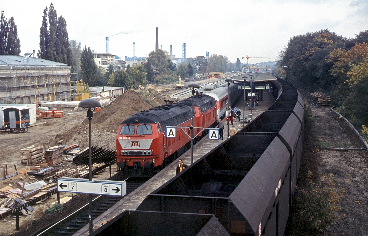 Knapp 2 Jahre, von Juni 1996 bis Mai 1998, dauerte der Behelfsbetrieb, um die Hamburger IC ber noch im Ausbau begriffene, fahrdrahtlose Streckenteile nach Berlin-Zoo zu fhren. Dazu wurden einige 218 des BW Lbeck zu 218.4 umgebaut (u.a. auf 160 km/h  gepusht ), um die Zge mit abgebgelter Ellok zwischen Nauen und Berlin-Zoo zu bespannen. 218 433 und eine Schwesterlok sind im Oktober 1997 in Berlin Spandau eingetroffen. Ab Nauen wird die am Zugschlu abgebgelt geschleppte 120 den Zug wieder Steuerwagen voraus nach Hamburg schieben.