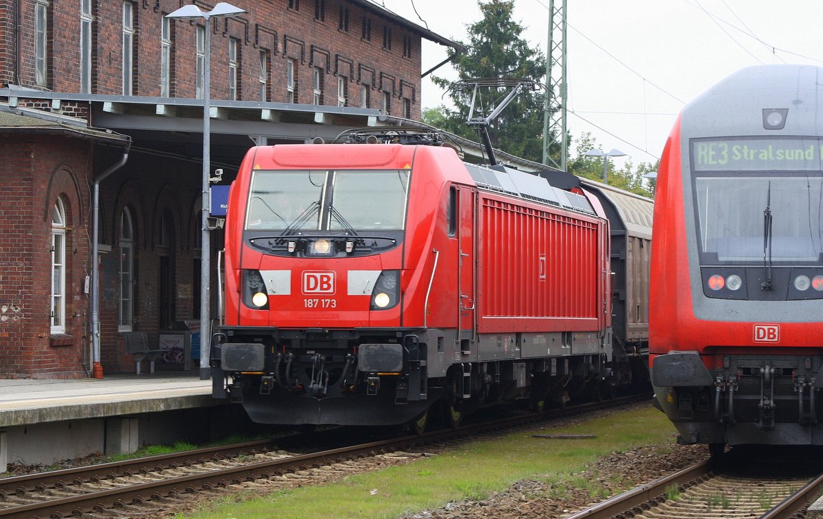 Knapp 4 min Verspätung des RE3 verhinderten die freie Sicht auf den Güterzug, der am 24.09.2019 von 187 173 gezogen wurde. Gruß zurück an den Lokführer M.