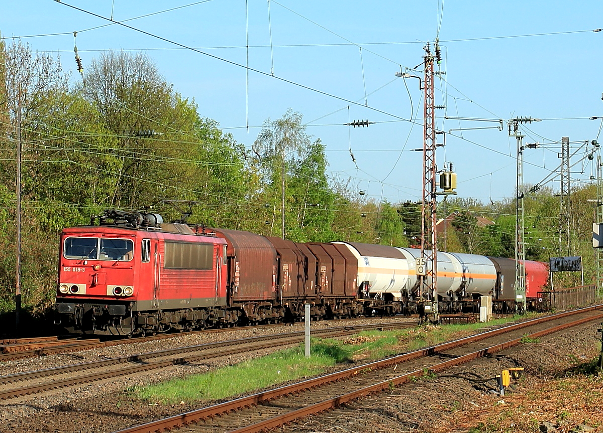 Knapp drei Stunden nach dem vorherigen Bild entstand diese Aufnahme der 155 019-3 in Hilden, jetzt ist sie mit einem Güterzug Richtung Norden unterwegs (18.04.2018)