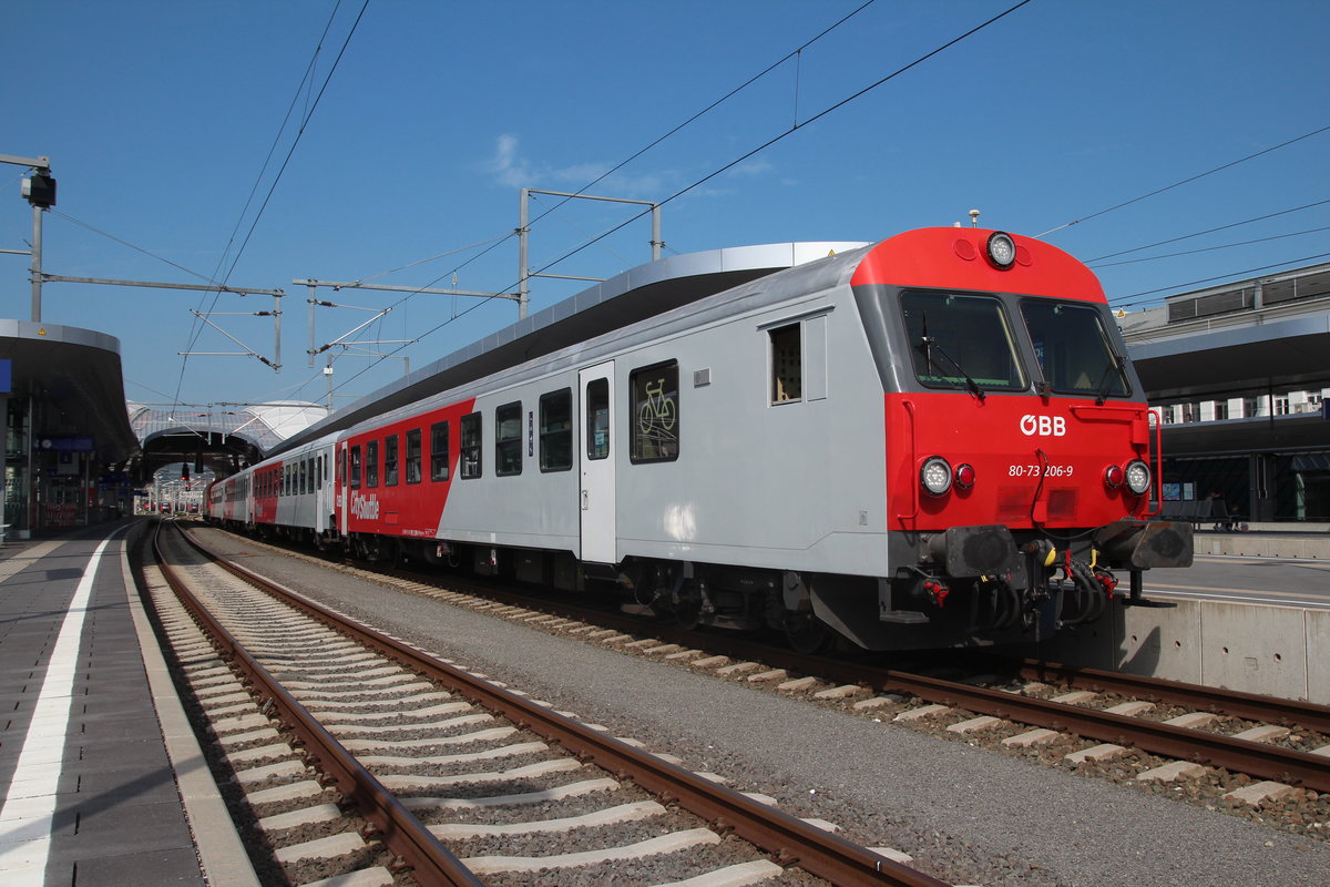 Knapp nach Mittag am 21.9.2020 stand der R4123 von Graz Hbf nach Spielfeld-Straß (und weiter nach Bad Radkersburg als R4185) angeführt von 8073 206 und geschoben von 2016 084 im Bahnhof Graz Hbf und wartet auf die Abfahrt.