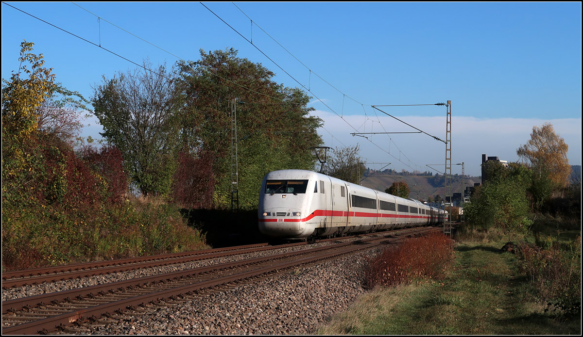 Knapp vier Minuten später - 

... erreicht der Gegenzug die selbe Stelle an der Remsbahn bei Weinstadt-Endersbach.

01.11.2018 (M)