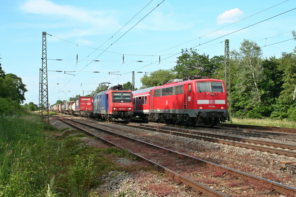 Knappe Sache:
Die neu mit LED-Spitzenlichtern bestckte 482 022-1 mit einem KLV-Zug in Richtung der Schweiz und 111 064 mit einer RB von Neuenburg (Baden) nach Offenburg am Nachmittag des 06.06.14 im Bahnhof Orschweier.