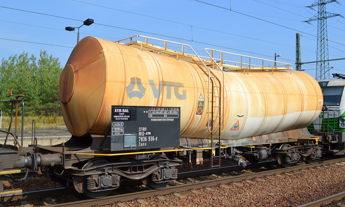 Knickkesselwagen vom Einsteller ATIR RAIL mit der Nr. 37 RIV 80 D-ATRR 7836 936-0 Zans zum Transport von Kreideschlamm mit ehemaligem VTG Logop in einem Ganzzug 29.08.19 Bahnhof Flughafen Berlin-Schönefeld.