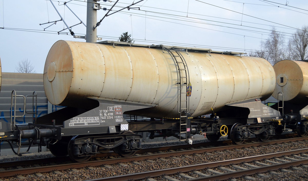 Knickkesselwagen vom Einsteller ATIR RAIL mit Registrierung in den Niederlanden mit der Nr. 37 TEN 84 NL-ATRR 7840 325-6 Zacns (GE) für Kreideschlamm-Transporte in einem Ganzzug am 25.03.21 Berlin-Blankenburg.  