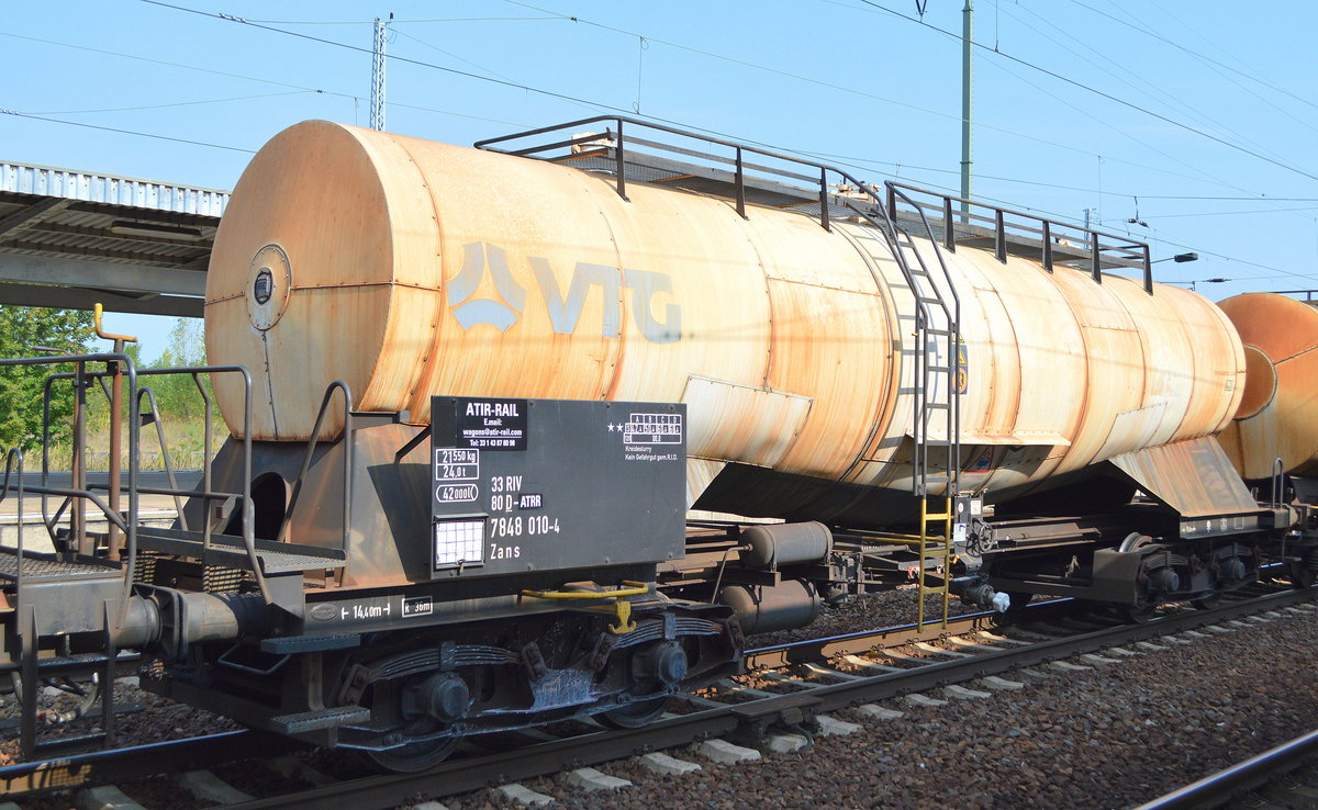 Knickkesselwagen vom Einsteller ATIR-RAIL mit der Nr. 33 RIV 80 D-ATRR 7848 010-4 Zans zum Transport von Kreideschlamm in einem Ganzzug am 19.08.19 Bahnhof Flughafen Berlin-Schönefeld.