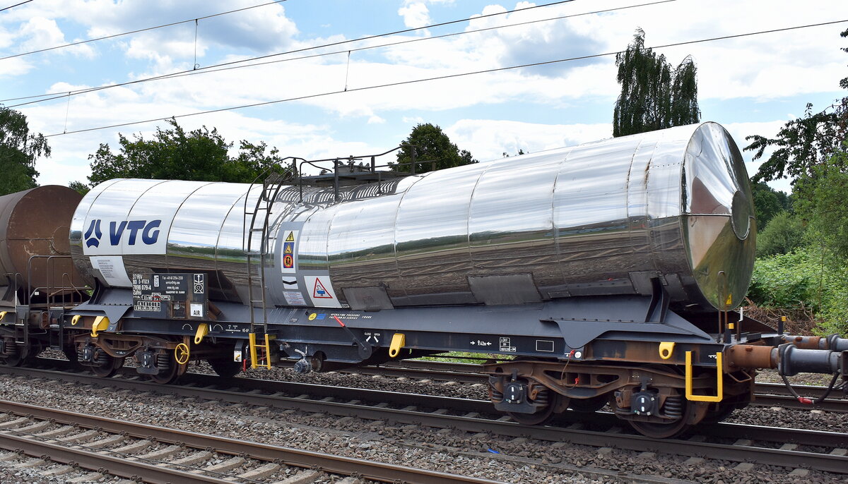 Knickkesselwagen vom Einsteller VTG Schweiz GmbH mit der Nr. 37 RIV 80 D-VTGCH 7898 079-4 Zafns (ausgewaschen/leer) in einem gemischten Güterzug am 06.07.23 Höhe Bahnhof Dedensen-Gümmer.