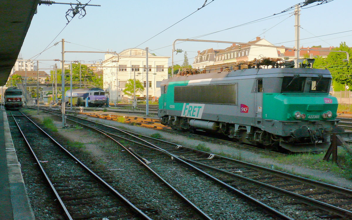 Knicknasentreffen: Mit den BB15005 (im klassischen Grandes- Lignes-Lack)+ CC72168 (in  en voyage.. -Farben) + BB22365 (in FRET-grn) sind hier gleich drei Lokreihen mit dem berhmten  nez cass (gebrochene Nase)-Design von Paul Arzens zu finden.
18.05.2007 Mulhouse