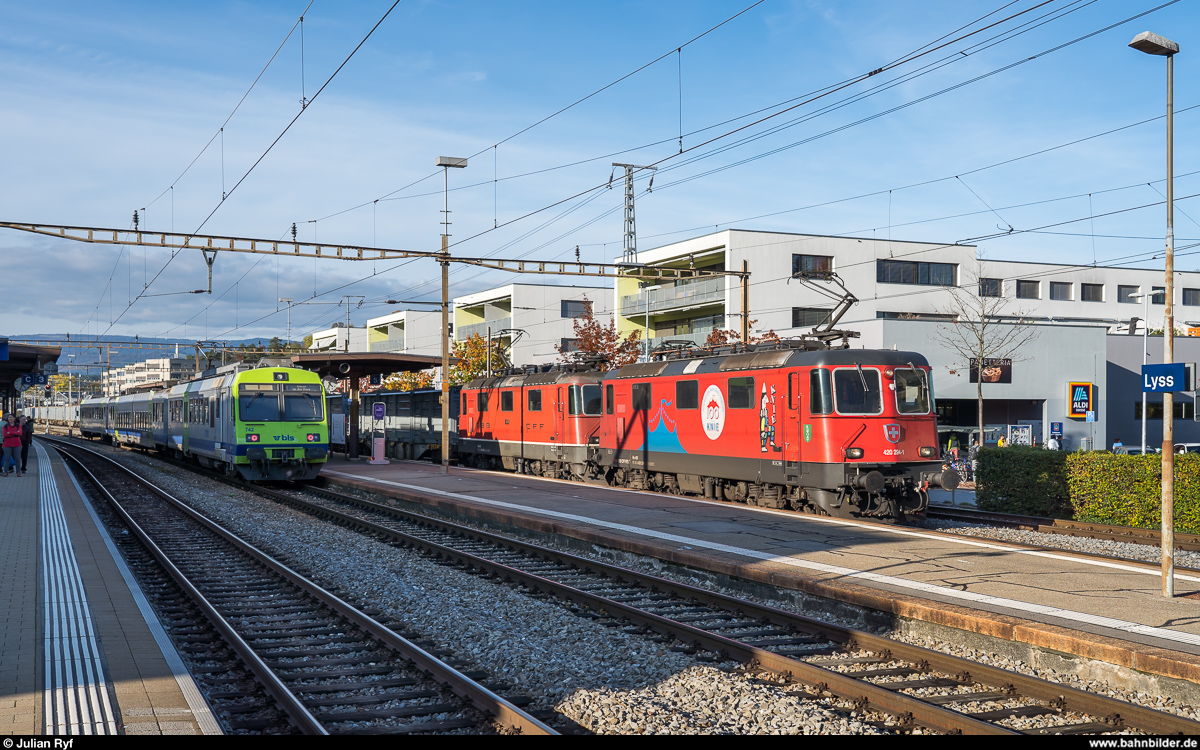 Knie-Werbelok 420 294 und 430 367 mit Zuckerrübenzug Nyon - Aarberg am 25. Oktober 2019 vor dem Umfahren im Bahnhof Lyss. Beide Loks sind derzeit für die Zuckerrübenkampagne an die Firma Sersa vermietet. Im Gleis 4 wartet der RBDe 565 742 als Regio nach Büren an der Aare.