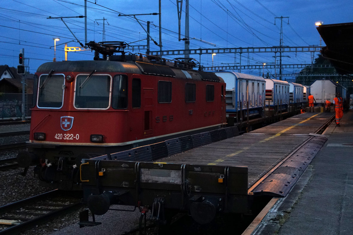 KNIEZUG
Seit Jahren finden während der Tournee die Verschiebungen per Bahn mitten in der Nacht statt.
In der Nacht vom 22. auf den 23. August 2018 brachten die Re 420 322-0 und die Re 620 056-2  TRAVERS  die Kniezüge 69868P sowie 69870P ab dem Bahnhof Ostermundigen via Biel nach Genf La Praille.
Abendstimmung in Ostermundigen.
Foto: Walter Ruetsch