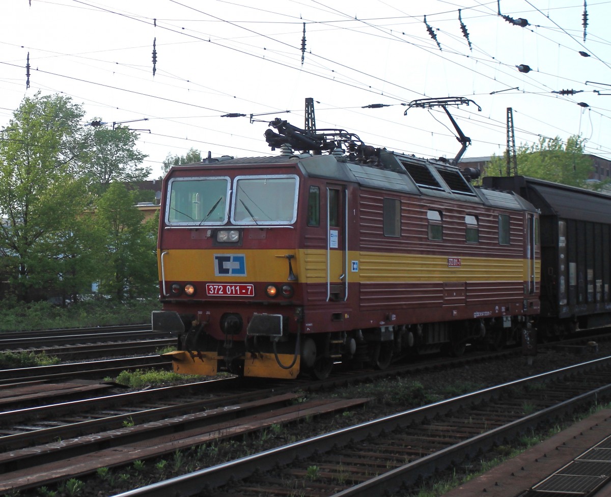  Knödelpresse  372 011-7 der tschechischen Staatsbahn am Abzweig Mockau auf dem Leipziger Güterring am frühen Abend des 12.09 2013