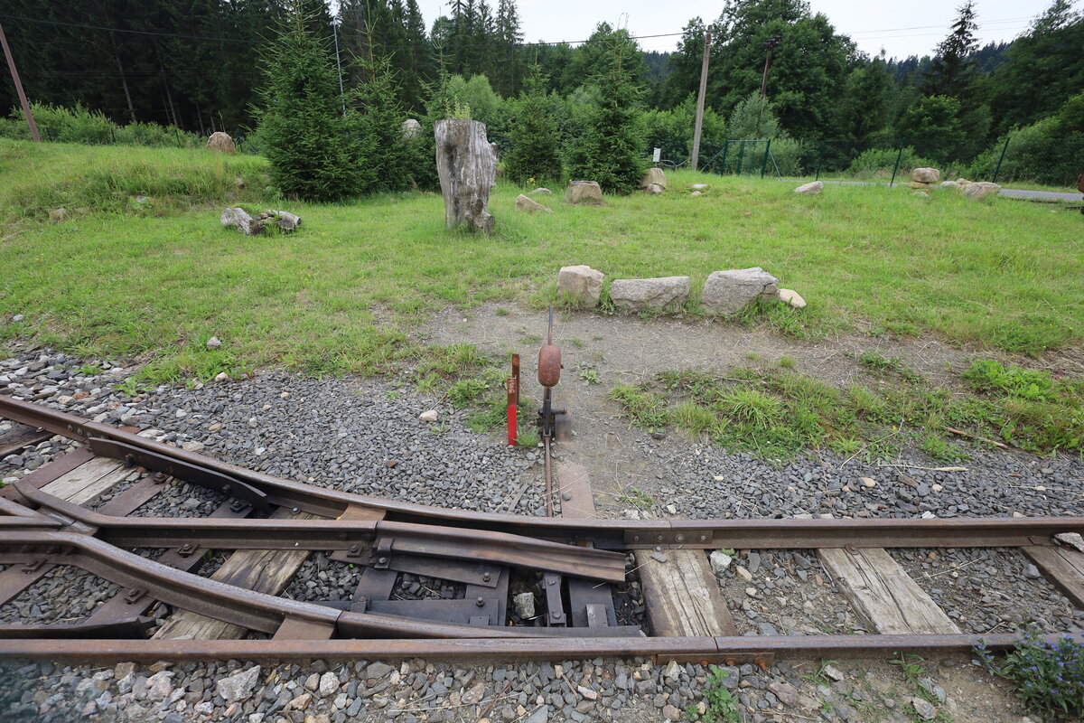 Kořenov, das Museum hat auch eine kleine Feldbahnrunde mit einer Weiche, welche die Kinder
stellen d�refen.  17.07.26  unter Mittag.
