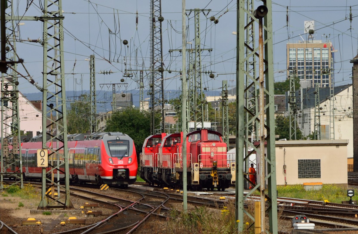 Koblenzer Bahnhofsausfahrt, gerade verlsst der 442 703 Koblenz nach Trier.
Rechts davon steht die 294 862-8 mit zwei unbekannten 261zigern an der Tankstelle.
21.9.2013