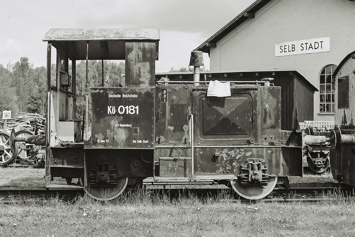 Kö 0181 auf dem Gelände des Modell- und Eisenbahnclubs Selb-Rehau e.V. 21.05.2016
Analogfoto auf Ilford XP2 (400 ASA), Nikon F801, 50mm, f5,6, 1/500

Hersteller: Gmeinder Lokomotiv- und Maschinenfabrik
Fabriknummer: 1185
Abnahmedatum: 29.11.1935
Erst-Bw: Stuttgart-Rosenstein
weitere Beheimatungen: Freudenstadt
Ausmusterung (DB): 07.03.1963
z.Z. in Privatbesitz