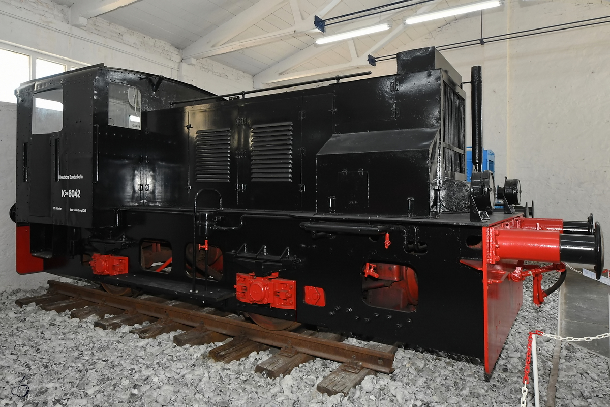 Köe 6042 ist eine 1938 von Henschel gebaute Diesellokomotive des Typs DEL 110. (Oldtimermuseum Prora, April 2019)