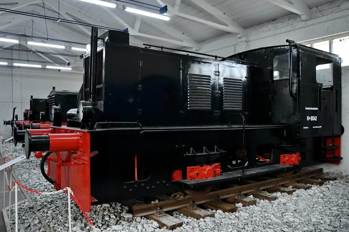 Köe 6042 ist eine 1938 von Henschel gebaute Diesellokomotive vom Typ DEL 110. (Oldtimermuseum Prora, November 2022)