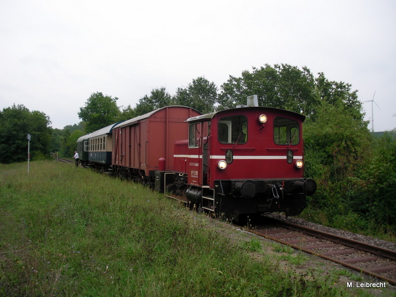 Kf 11 098 steht am Haltepunkt Haupersweiler. Sie wartet auf die Fahrgste ihres Gesellschaftsonderzuges, die vom Gruppenfoto mit Haupersweiler Viadukt samt Zug darauf zurckkehren.