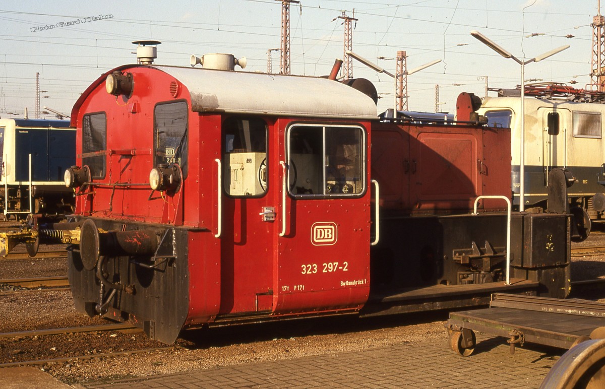 Köf II 323297 im BW Osnabrück am 13.2.1988.