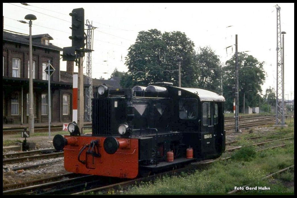 Köf II Nr. 100411 der DR am 22.6.1991 im Bahnhof Roßla.