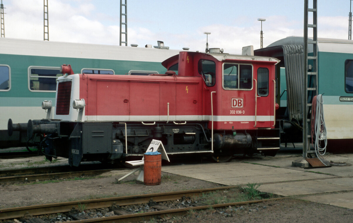 Köf III 332 036 am 14.09.1997 im Bw. Kaiserslautern.