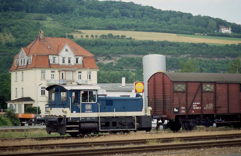 Köf III 332028 am 15.7.1991 im Bahnhof Bad Mergentheim.