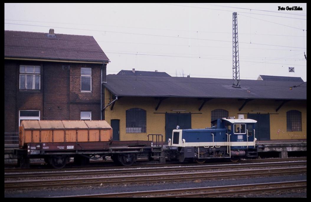 Köf III 333100 der DB mit einem Müllcontainer auf einem Niederbordwagen im Bahnhof Löhne am 5.4.1989.