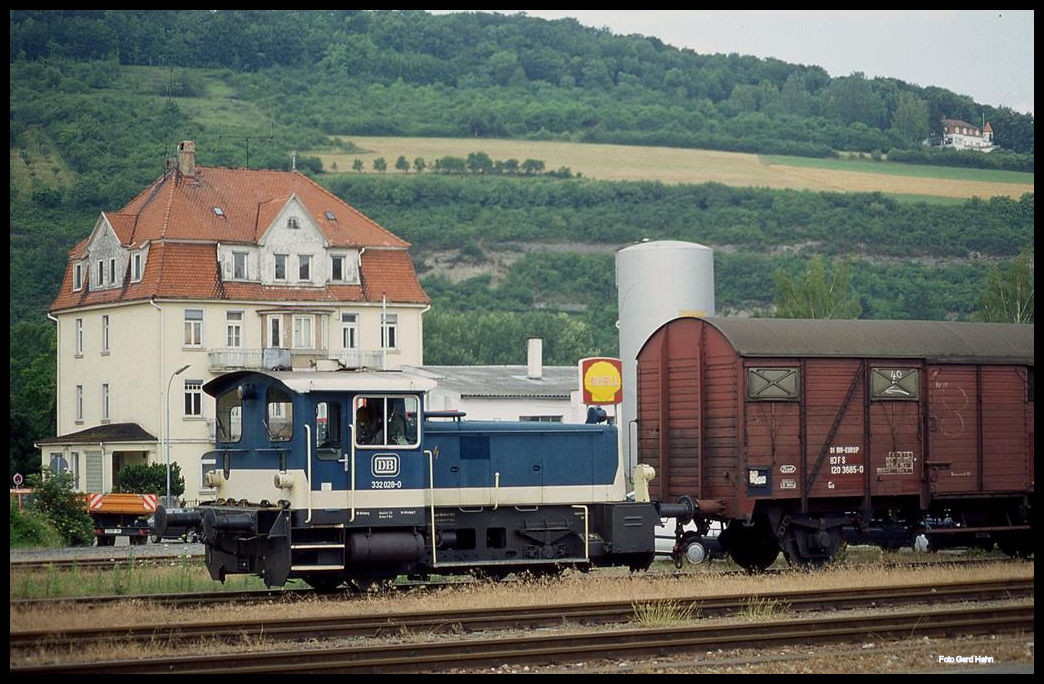 Köf III DB 332028 rangiert hier am 15.7.1991 im Bahnhof Bad Mergentheim.