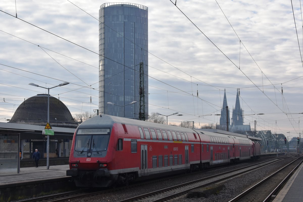 KÖLN, 02.02.2017, ein Zug der Linie RB27 nach Mönchengladbach Hbf im Bahnhof Messe/Deutz