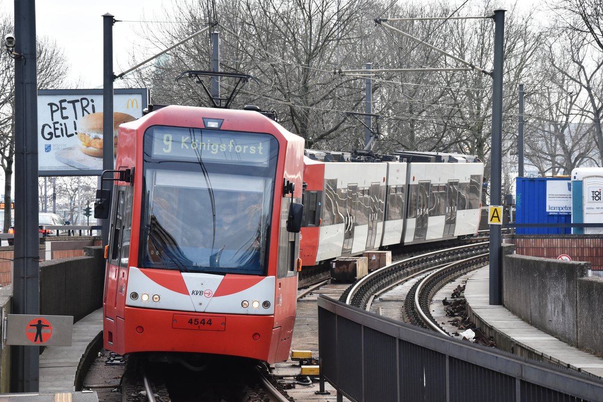 KÖLN, 02.02.2017, Stadtbahnzug 4544 als Linie 9 nach Königsforst bei der Einfahrt in die Haltestelle Deutzer Freiheit