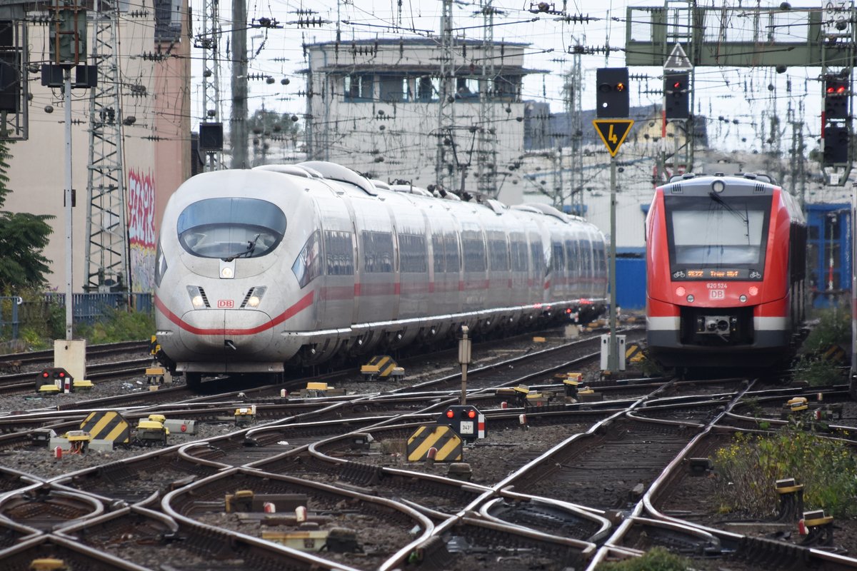 KÖLN, 11.09.2017, während rechts 620 524 als RE22 nach Trier Hbf den Kölner Hauptbahnhof verlässt, wartet links ein ICE auf die Einfahrt