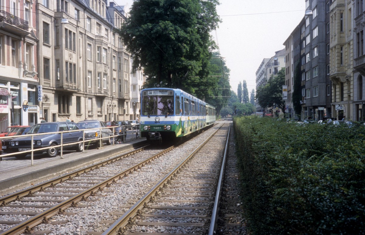 Köln am 31. Juli 1992: SWB SL 16 (DÜWAG-B100S 7451) Ubierring.