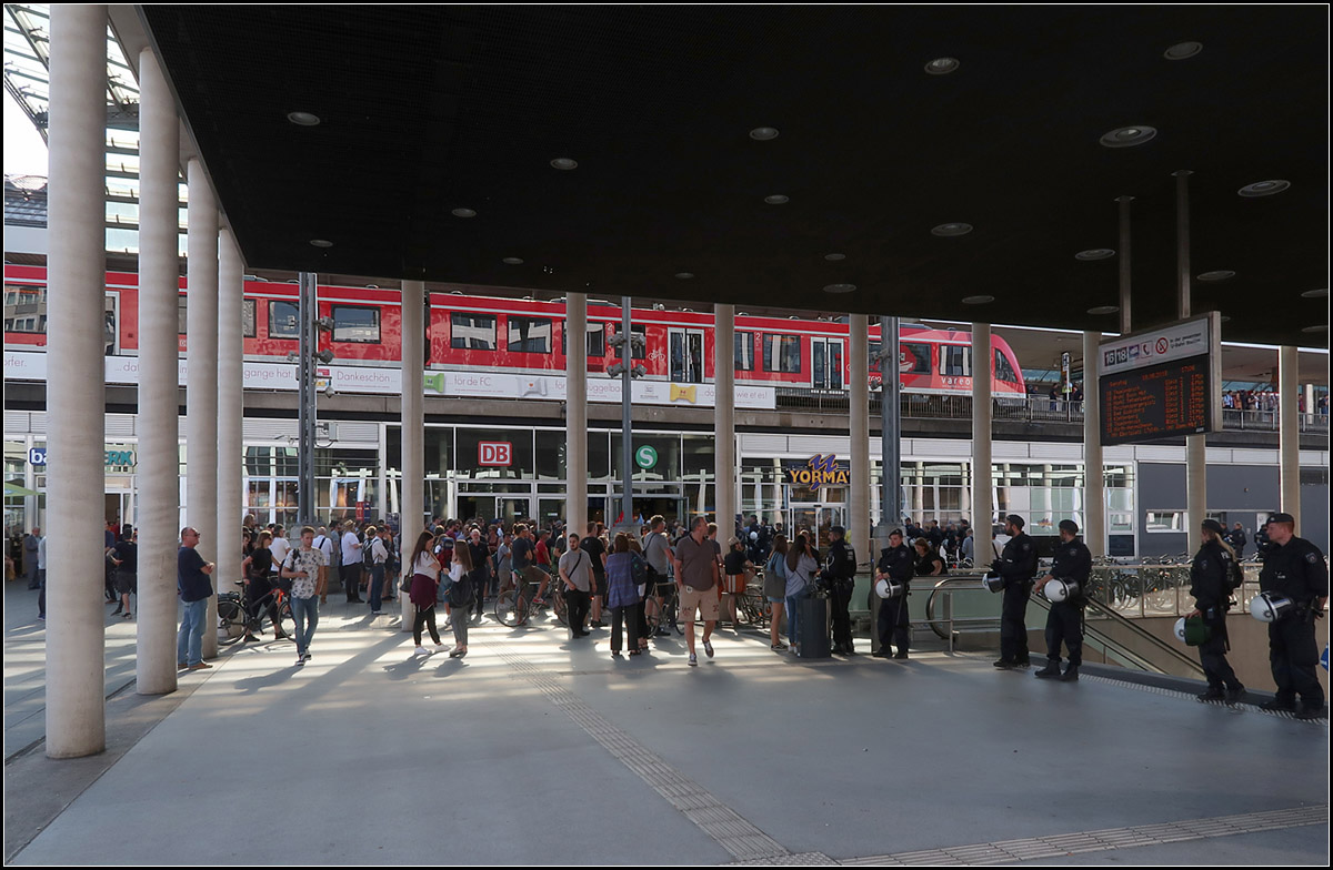 Köln: Bahn und Staatsgewalt -

In Köln wollte ich mir hauptsächlich die Bahnhöfe der Nord-Süd-Stadtbahn ansehen. Ein Demonstration führte wie hier am Abgang zum U-Bahnhof Breslauer Platz neben dem Hauptbahnhof zu einem großen Polizeiaufgebot. 

18.08.2018 (M)