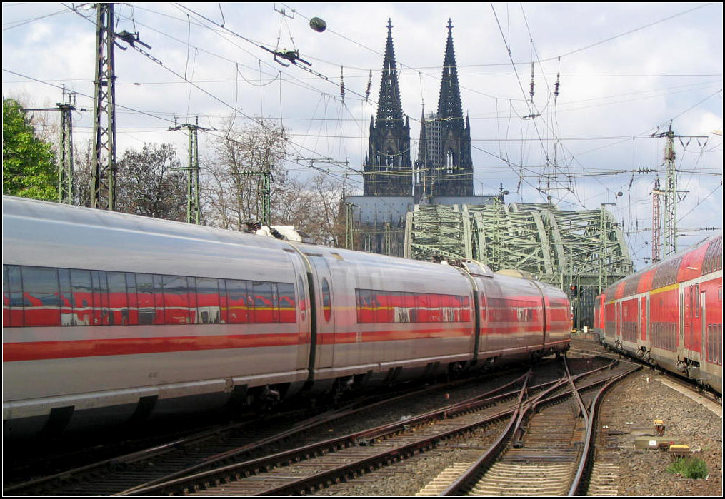 Köln -

Dom, Hohenzollernbrücke und Zugverkehr. Blick vom Bahnhof Köln Messe Deutz in Richtung Hauptbahnhof.

09.04.2005 (J)