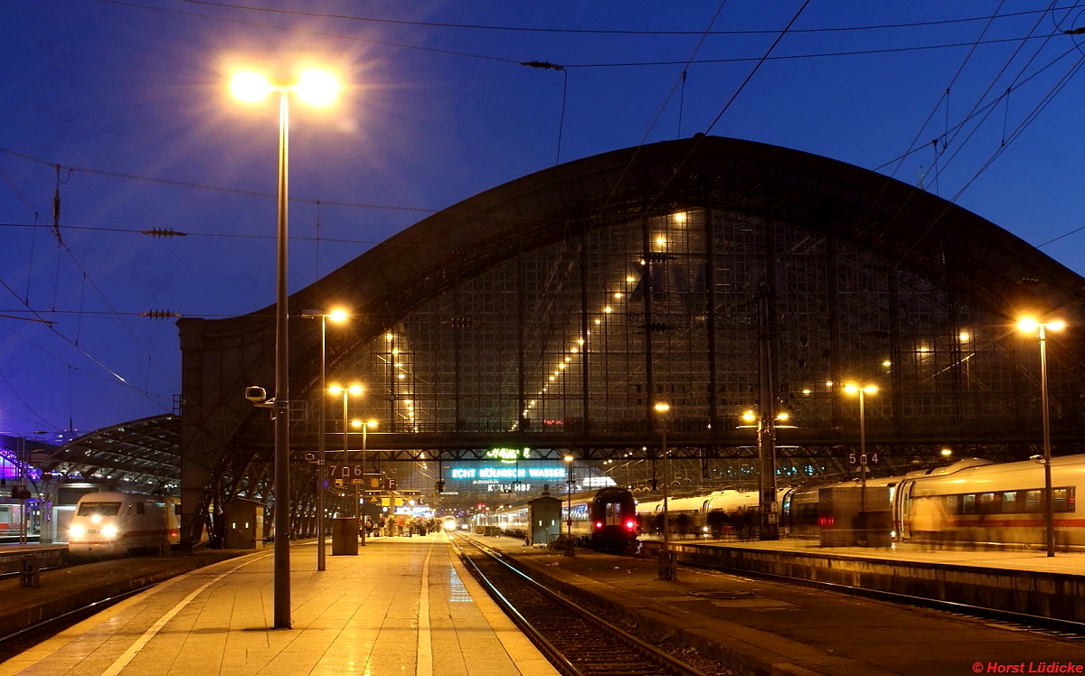 Köln Hbf. am 13.12.2013, links ICE 558 aus Berlin, in der Bildmitte die Rücklichter von EC 8 Zürich-Hamburg Altona