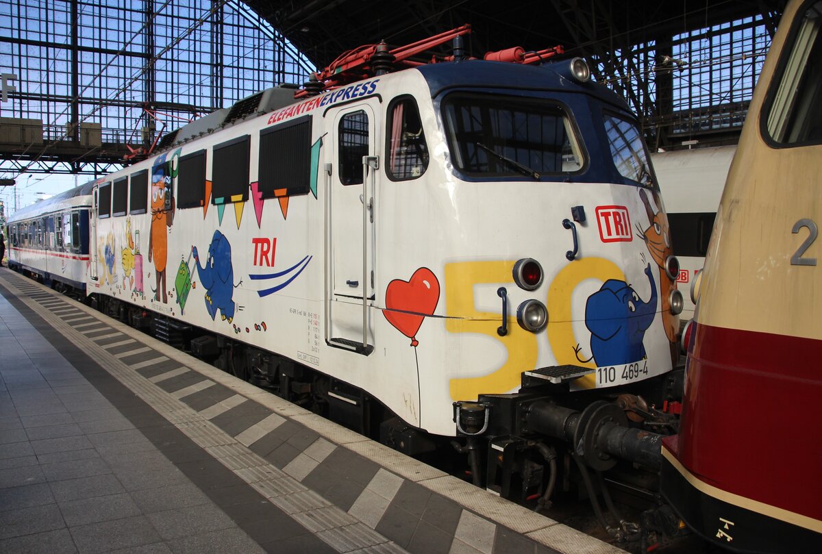 Köln Hbf, Gleis 5 am 02.10.2025: Die Elefanten-Lok 110 469-4 der TRI schiebt einen Steuerwagen in Richtung Bbf Hansaring und hat die kalt mitlaufende und mit Zugschlussschildern versehene 112 268-8 der TRI im Schlepp. 