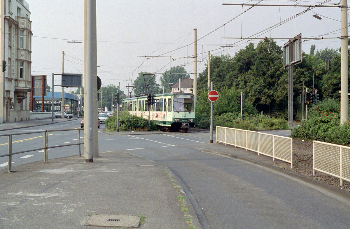 Köln KVB / SWB Stadtbahnlinie 16 (DÜWAG-B100S SWB 7459) Mülheim (?) am 31. Juli 1992. - Scan eines Farbnegativs. Film: Kodak Gold 200-3. Kamera: Minolta XG-1.