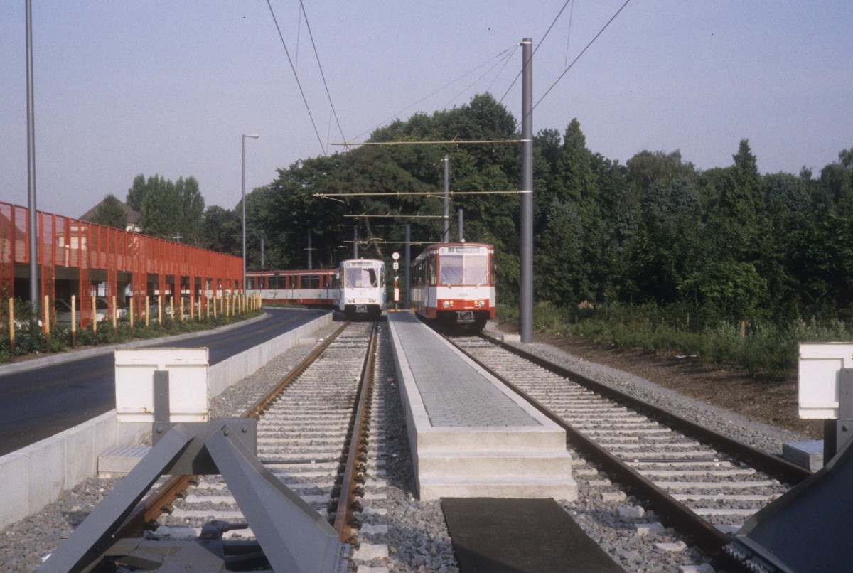 Köln KVB SL 4 (DÜWAG-B100S 20xx) / SL 3 (DÜWAG-B100S 2054) Bocklemünd am 31. Juli 1992.